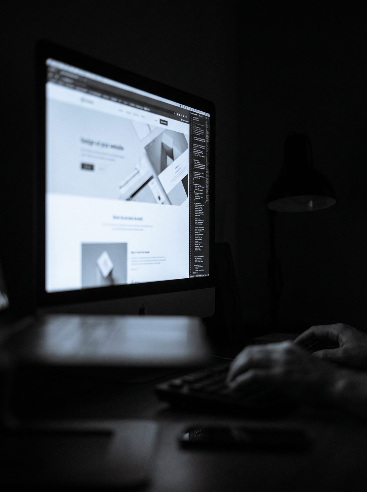 Bildschirm mit Quellcode und daneben die fertige Webseite in der Vorschau